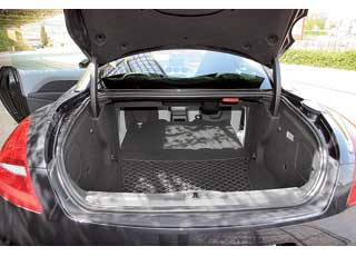 Багажник у Peugeot RCZ даже больше, чем у хэтчбека 308.  При сложенных спинках задних сидений погрузочная площадка получается совершенно ровной.