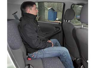 Благодаря сдвижной конструкции задних сидений в обоих авто могут усесться даже высокие люди, хотя в Yaris им будет менее просторно, чем в Micra.