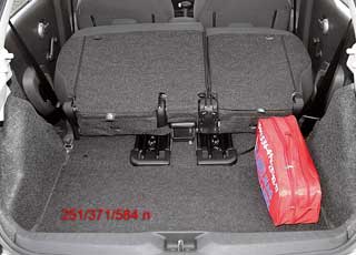 В «походном» состоянии багажник Micra больше на 46 л, а если сдвинуть вперед задние кресла, его можно увеличить на 120 л (у Yaris всего на 100 л).