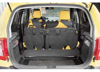 По сравнению с «одноклассниками» объем багажника средний. Если сложить задние сиденья, внутри можно перевезти объемные грузы.