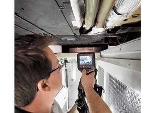 Стеклянный пол теплового тоннеля позволяет проводить термографические тесты шасси.