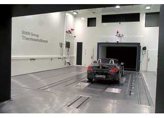 В тепловом тоннеле изучают тепловой режим работы деталей и узлов в жару при максимальной нагрузке на двигатель и системы автомобиля.
