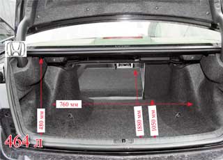 Спинки задних сидений складываются при помощи ручек, расположенных непосредственно в багажнике. 