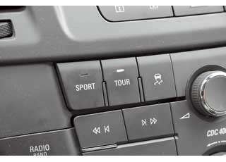 Нажатием кнопки мгновенно перенастраиваешь подвес­ку, рулевое и работу АКП в нужный режим. 