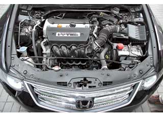 Мотор Honda 2,4 л не оснащен турбиной, поэтому он самый скромный по мощности в тестируемой троице. Мотор любит высокие обороты и крутится до 7000 об/мин.