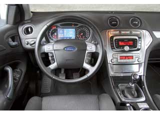 У Ford Mondeo не панель приборов, а настоящий  информационный центр. Бродить по разным меню системы Convers+ удобно, не отрывая рук от рулевого колеса, при помощи  джойстиков  на его спицах. 