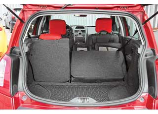 Багажник хэтчбека объемом 330/1190 л средний по сравнению с конкурентами в таких же кузовах – 340/1330 л у Peugeot 307 и 370/1180 л – у Opel Astra (G). 