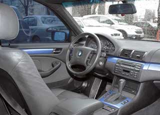 Драйверский характер BMW 3 Series подчеркнут развернутой к водителю центральной консолью, за счет этого у сидящего за рулем  создается ощущение более плотной посадки. Колесная база «тройки» длиннее, в результате запас места для ног в заднем ряду чуть больше, чем у конкурента. 