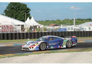 После аварий фаворитов  в классе GT1 – Ford GT первой из трех финалисток стала команда «Ларбре Компетишн» на Saleen S7R: Роланд Бервилль, Жульен Каналь и Габриэл Гардел.