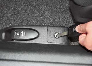 Багажник Civic открывается дистанционно. Рычаг в салоне можно заблокировать и открывать крышку лишь с ключа.
