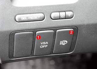 Система стабилизации (1) в Civic отключается отдельной кнопкой (во всех комплектациях), а другой – включается омыватель фар (2) (в самой дорогой версии). 