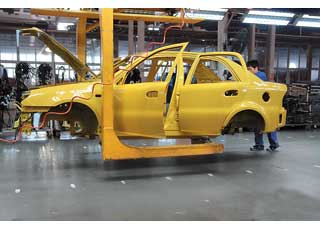 У каждого экспортного рынка – свои приоритеты по комплектации и даже цвету. Например, эти желтые машины пойдут в Ливию.