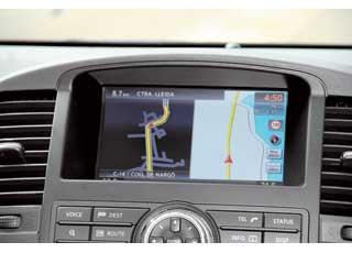 В качестве опции обоим автомобилям доступна мультимедийная система Nissan Connect Premium с сенсорным экраном, жестким диском на 40 Гб, Bluetooth, разъемами USB, AUX, и навигацией GPS. 