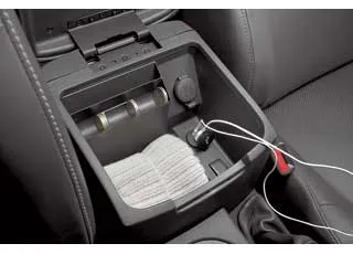 В качестве опции обоим автомобилям доступна мультимедийная система Nissan Connect Premium с сенсорным экраном, жестким диском на 40 Гб, Bluetooth, разъемами USB, AUX, и навигацией GPS. 