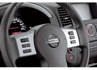 Кнопки управления «музыкой»,  телефоном и круиз-контролем на руле теперь подсвечиваются.