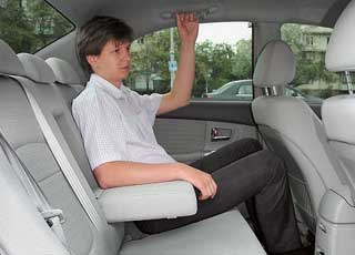 За высоким водителем сможет усесться даже рослый пассажир, а на сиденье места хватит троим не очень крупным людям.