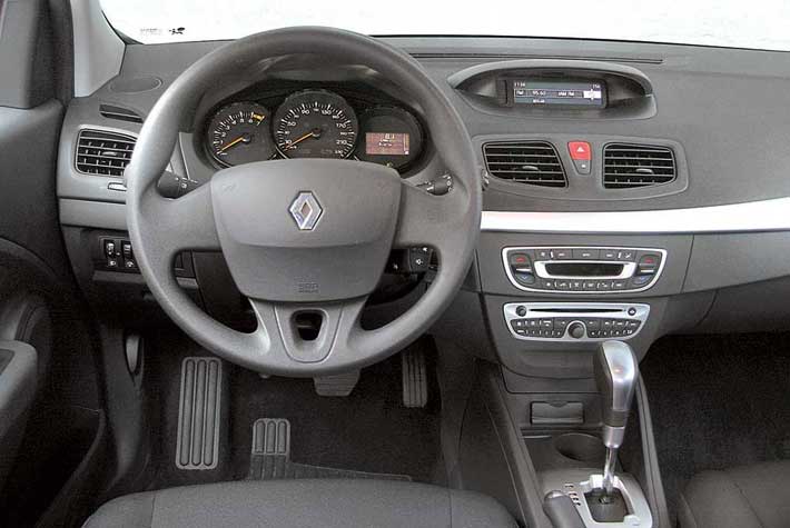 Корпоративный дизайн интерьера Renault Megane III симпатичен и узнаваем. Дистанционное управление музыкой находится под рулем. А вот кнопки на головном устройстве мелковаты. Под  крышкой  – разъемы для флешки и MP3-плеера. 