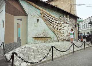  На одной из стен музея А. Грина – лепнина корабля. Именно возле него любят фотографироваться туристы.
