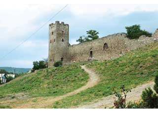 На Карантинном холме находятся остатки Генуэзской крепости, которая имеет еще одно название – Кафа. 