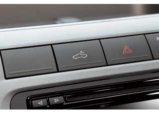 Кнопкой на центральной консоли Amarok включается светодиодная подсветка грузового отсека. 
