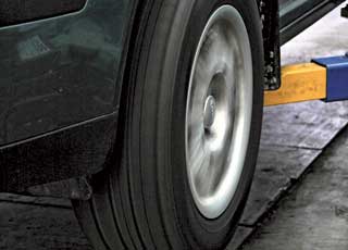 Раскручивая вывешенные колеса, следует отключить противобуксовочную систему (ASR) или ESP. 