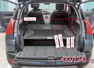 Багажник 3008-го вместителен и удобен. На тесной стоянке можно открыть только верхнюю половину двери. Жесткая полка имеет три уровня фиксации. 