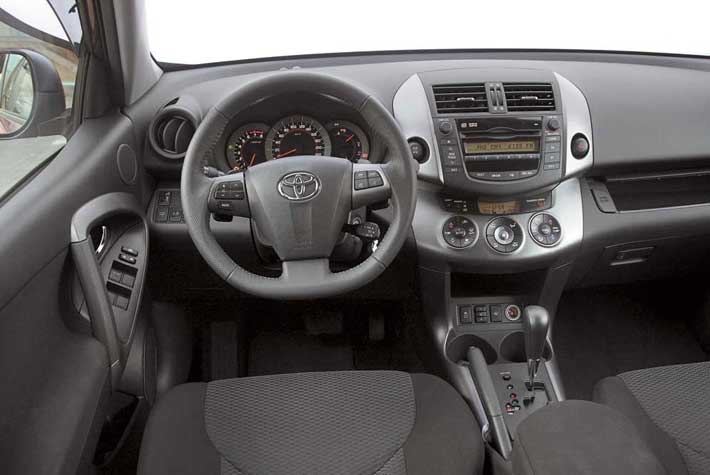 Со времени выпуска RAV4 третьего поколения в 2006 году стилистика интерьера не менялась. Вместе с вариатором на торпедо появилась кнопка Sport, а за рулем – «лепестки» – переключатели передач.