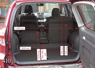 Спинки задних сидений разделены на три части. Среднюю можно сложить для перевозки длинномеров. Две части дивана передвигаются вперед/назад на 165 мм.