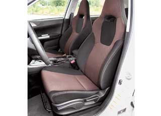 Спортивные передние сиденья, которые стоят на 2,0-литровой модификации в версии Sport, являются стандартным оборудованием для Impreza XV. Только в отличие от обычного хэтчбека их оббивка коричневого цвета.