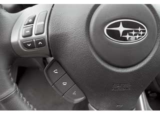Крупные кнопки под рулем для управления телефоном выдают присутствие в машине аудиосистемы с Bluetooth.