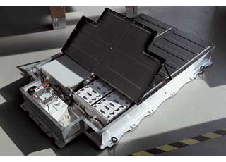 Аккумуляторная батарея состоит из девяноста шести 3,7-вольтных литий-ионных ячеек, собранных в единый блок.