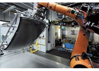 Для производства карбоновых панелей применяются программируемые роботы.