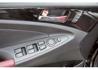 Помимо стандартных электроприводов стеклоподъемников, приводов настроек и складывания зеркал, у топ-версий Sonata предусмотрена  память настроек  водительского кресла.