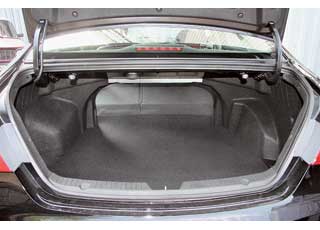 Багажник стал меньше, чем у предшественницы (-7 л), зато сложить спинки можно из багажника.