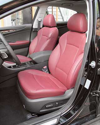 В отличие от предыдущего поколения, у новой Sonata передние сиденья более профилированы, боковая поддержка ненавязчива, но эффективна. Ногам задних пассажиров стало просторнее. 