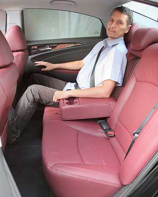 В отличие от предыдущего поколения, у новой Sonata передние сиденья более профилированы, боковая поддержка ненавязчива, но эффективна. Ногам задних пассажиров стало просторнее. 