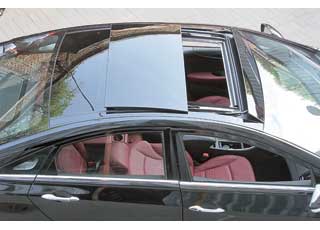 Для пары самых дорогих комплектаций Sonata доступна панорамная крыша с большим сдвижным люком.