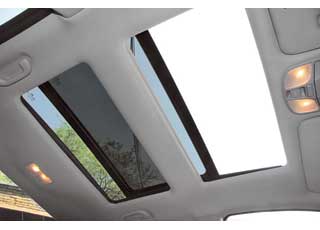 Для пары самых дорогих комплектаций Sonata доступна панорамная крыша с большим сдвижным люком.