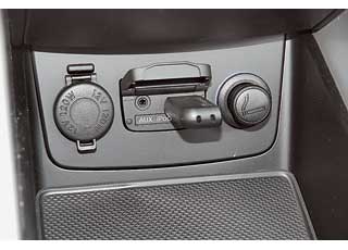 Уже в базовых комплектациях Sonata оснащена аудиосистемой с возможностью подключения флэшек и плееров.