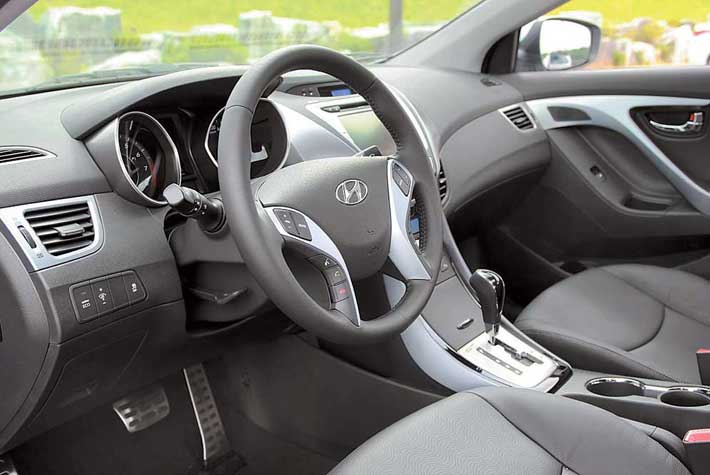 Интерьер Elantra выполнен в новом корпоративном стиле Hyundai, который уже опробован на Sonata и ix35.