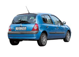 Эргономика багажника у модели Renault чуть хуже, чем у конкурента – при сложенных задних сиденьях пол грузового отсека получается со ступенькой, а задние арки заходят внутрь сильнее.