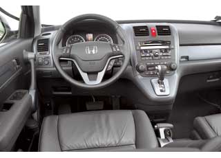 У обновленной Honda иное головное устройство аудиосистемы и более широкие откидные подлокотники на передних сиденьях, улучшены шумоизоляция и материалы отделки торпедо. Отсутствие центральной консоли создает ощущение большей воздушности салона, чем у VW.