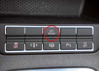 Нажатием кнопки off-road можно мигом перенастроить работу систем безопасности, коробки передач и чувствительность педали акселератора. 