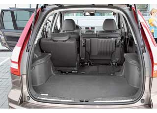 Багажник Honda в походном состоянии варьируется в пределах 442–550 л за счет сдвижного заднего ряда сидений.
