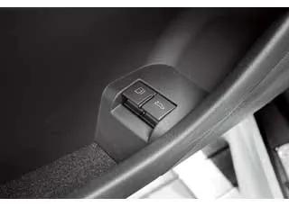 При складывании спинок заднего ряда багажник увеличивается. Погрузочная высота большая, а высота самого отсека – маленькая. Багажник открывается только с ключа или кнопкой  в кармане водительской двери. 