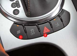 Кнопками около селектора коробки можно выбрать спортивный режим работы подвески Audi magnetic ride и рулевого управления (1), а также принудительно поднять антикрыло (2).