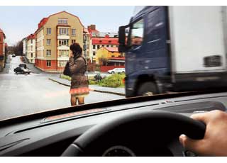 Когда пешеход появляется на пути автомобиля, на лобовое стекло выводится предупреждающий сигнал. Если водитель не реагирует, Volvo S60 начинает тормозить.  