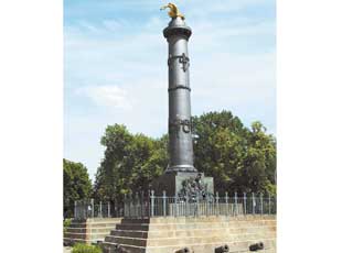 Монумент Славы в Корпусном парке построен в 1805 году в честь столетия Полтавской битвы.