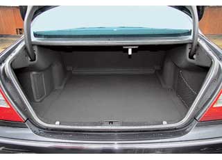 Багажник седана W211 – один из самых вместительных среди конкурентов – 540 л (у А6 – 546 л, у BMW 5 Series – 520 л, у Lexus ES – 410 л).  