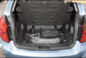 Багажник объемом в 486 литров больше, чем у большинства конкурентов. Кроме того, под его полом размещена сэндвич-панель с различными отсеками для мелочевки, а под ней – докатка.